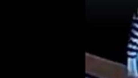 La mujer fue grabada por cámaras de seguridad.