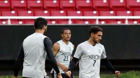Clint Dempsey estrella de los Sounders, en el entrenamiento del lunes, en el Estadio Akron.