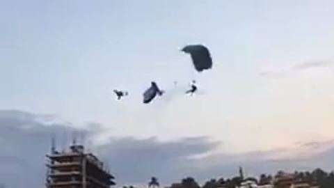 El choque provocó que uno de los paracaídas se rompiera.