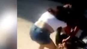 El video captó cuando la pareja rodaba por el suelo.