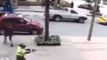 La mujer policía enfrentó a los delincuentes.