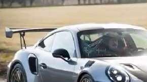 Zlatan Ibrahimovic llegó al entrenamiento del Manchester United en un Porsche 911