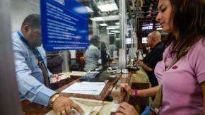 Cada vez más familias de Venezuela reciben dinero desde el exterior.