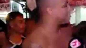 La reportera Bruna Dealtry fue besada a la fuerza por un aficionado