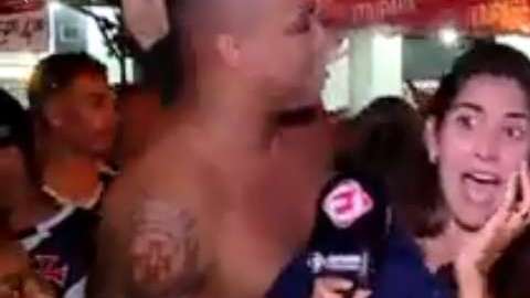 La reportera Bruna Dealtry fue besada a la fuerza por un aficionado