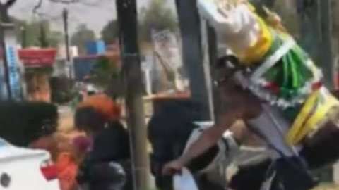 Devoto sufre accidente cuando lleva a cuesta imagen de San Judas Tadeo.