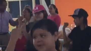 El menor fue el único que no quiso bailar.