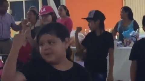 El menor fue el único que no quiso bailar.