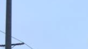 Miembros de TRUST South LA frente a un mural celebrando andar en bicicleta.