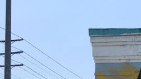 Miembros de TRUST South LA frente a un mural celebrando andar en bicicleta.