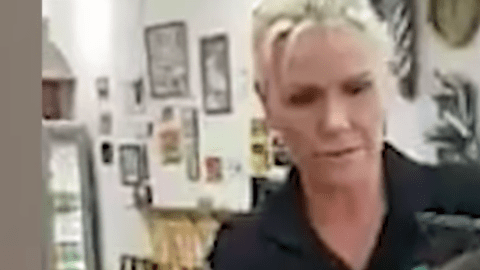 Un niño autista cortándose el cabello.