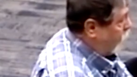 Este hombre acusó a quien le maltrató de pequeño para dejar claro que el abuso escolar es intolerable.