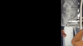 Una mujer causó polémica por teñirse el cabello en el bus.