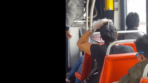 Una mujer causó polémica por teñirse el cabello en el bus.