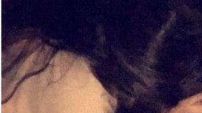 El joven encontró a su novia besándose con otro.