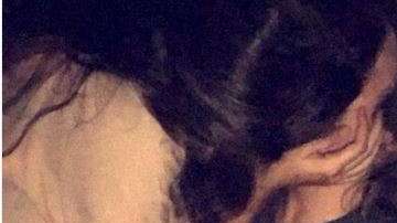 El joven encontró a su novia besándose con otro.