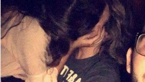 El joven encontró a su novia besándose con otro.