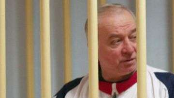 ¿Envenenamiento?
Análisis de Gordon Corera, analista de seguridad de la BBC

Los paralelismos son sorprendentes con el caso de Alexander Litvinenko, ocurrido en 2006.

Este también era un exagente de inteligencia ruso que había llegado a Reino Unido y cayó enfermo por razones inicialmente desconocidas.

En ese caso, pasaron semanas para establecer que había sido deliberadamente envenenado, y pasó casi una década antes de que una investigación apuntara el dedo de culpabilidad al Estado ruso.

Litvinenko fue envenenado con polonio 210, una sustancia altamente radioactiva.

Las autoridades dicen que es muy pronto para especular sobre qué le pasó a Sergei Skripal o por qué.

La policía no ha calificado el hecho como un crimen, pero si se mantienen la similitudes y Moscú aparece de nuevo como sospechoso, habrá preguntas sobre qué tipo de respuesta deberá haber, y sobre si se hizo suficiente en el pasado para impedir que este tipo de actividad volviese a ocurrir.