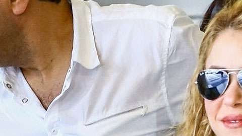 Shakira llegó a Miami sonriente.