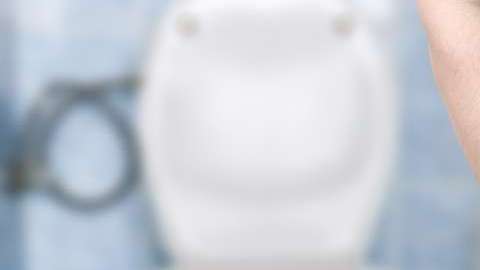 Orinar sentado trae varios beneficios al organismo.