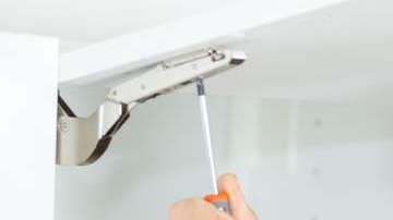 Lo primero que hay que considerar es el material del que está hecho el muro o pared.