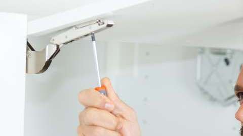 Lo primero que hay que considerar es el material del que está hecho el muro o pared.