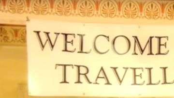 "Bienvenidos, viajeros del tiempo", decía el cartel de bienvenida a la fiesta de Stephen Hawking.