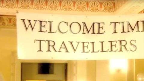 "Bienvenidos, viajeros del tiempo", decía el cartel de bienvenida a la fiesta de Stephen Hawking.