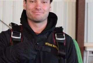 Este joven decidió regalar el anillo de compromiso que nunca le pudo dar a su novia.