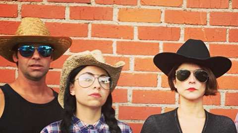 “A través del arte podemos expresar que muchos estadounidenses no están de acuerdo con esa división".