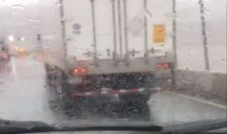 Un conductor grabó uno de los camiones mientras se balanceaba.