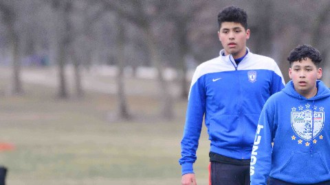 La selección de Tuzos Chicago entrenó en el frío antes de viajar a Pachuca bajo el mando de Jesús Estrada.  (Javier Quiroz / La Raza)