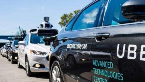 Una mujer de 49 años murió atropellada por un auto sin conductor.