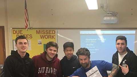 Un profesor de educación física recibió una sorpresa de sus alumnos.