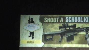El cartel de publicidad está en Las Vegas, cerca del punto donde murieron 59 personas en una masacre.