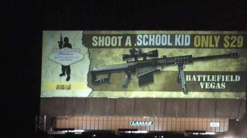 El cartel de publicidad está en Las Vegas, cerca del punto donde murieron 59 personas en una masacre.
