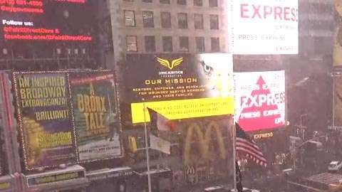 Imágenes de EarthCam muestran movimiento en la zona de Times Square, en Manhattan.