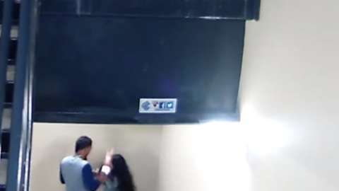 El beisbolista venezolano Danry Vásquez fue captado golpeando a su novia