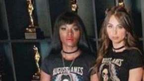 Actrices del entretenimiento adulto posan con camisetas que conmemoran a August Ames.