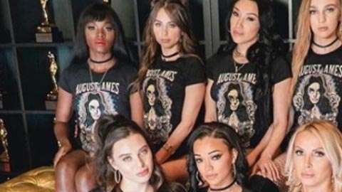 Actrices del entretenimiento adulto posan con camisetas que conmemoran a August Ames.