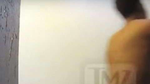 El receptor de los Bills de Buffalo Zay Jones discute con su hermano Cayleb en un penthouse de Los Angeles.