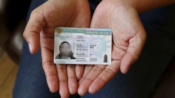 Los beneficiarios de la “Green Card” deberán presentar una identificación con foto antes de recibir la tarjeta en su casa.