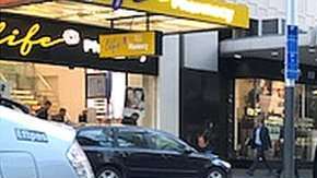 Desde hace 13 años, Woods lustra zapatos y vende una cera especial para ello.