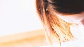 ALex Flowers sufrió lesiones físicas y psicológicas por no ser bien atendida durante el parto.