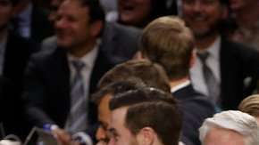 Aunque comenzó un poco nervioso, Zuckerberg se relajó tras las primeras preguntas de los senadores.