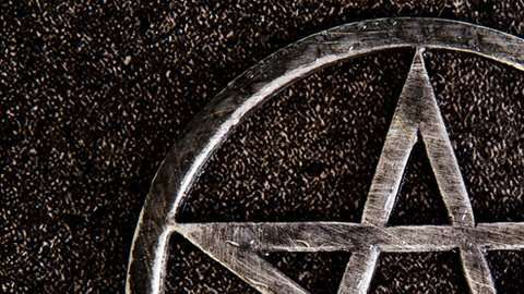 Por abrazar el satanismo, Benedict Atkins perdió a sus amigos y se alejó de su familia. En la actualidad es pastor de la Iglesia anglicana.