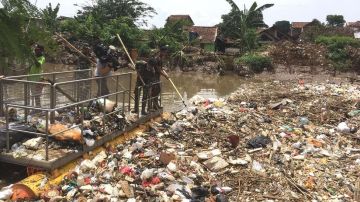 La acumulación de desechos en el país asiático es tan grave que el gobierno ha llamado al ejército para ayudar a limpiar los cursos de agua.