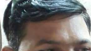 Khomdram Gambhir Singh, a la derecha, fue encontrado viviendo en duras condiciones en las calles de Bombay.