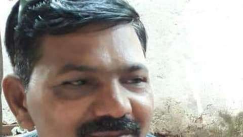 Khomdram Gambhir Singh, a la derecha, fue encontrado viviendo en duras condiciones en las calles de Bombay.