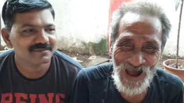 Khomdram Gambhir Singh, a la derecha, fue encontrado viviendo en duras condiciones en las calles de Bombay.
